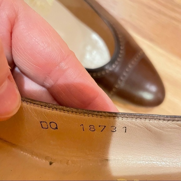 Ferragamo classic cap toe pumps brown leather size 9 AAAA extra narrow - Picture 9 of 9